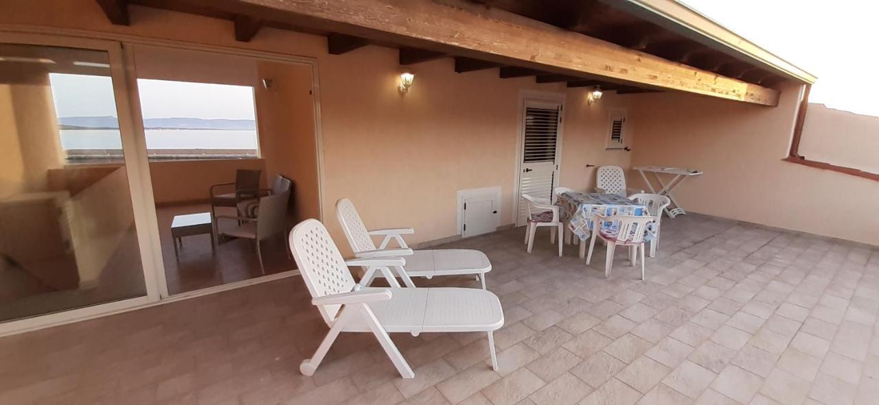 Apartamento Fronte Mare Attico Indipendente Ed Esclusivo Con Terrazza Panoramica Isola Rossa Exterior foto
