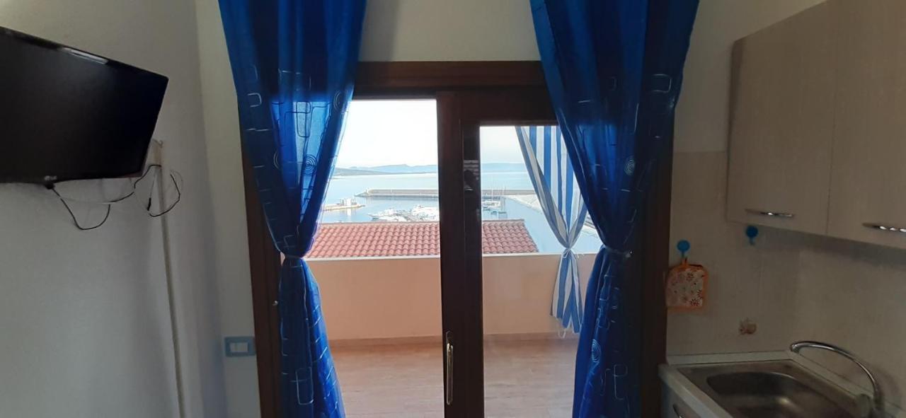 Apartamento Fronte Mare Attico Indipendente Ed Esclusivo Con Terrazza Panoramica Isola Rossa Exterior foto